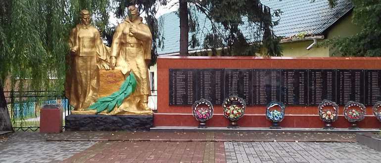 Фасад Меморіальний парк,  меморіал Другій Світовій війні / 