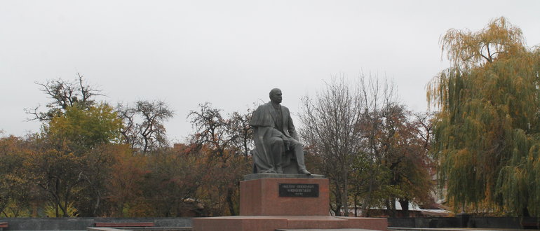 Фасад Монумент Михайлу Коцюбинському / 