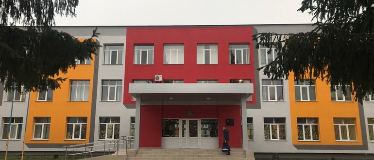 Фасад Заклад "Загальноосвітня школа І-ІІІ ступенів №33 / 